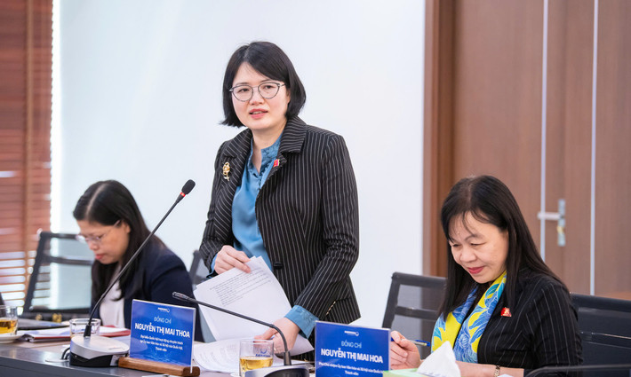 Đại biểu Quốc hội hoạt động chuyên trách tại Ủy ban Văn hóa và Xã hội Nguyễn Thị Mai Thoa, thành viên Đoàn giám sát, đề nghị nhà trường làm rõ một số quy định pháp luật thiếu tính khả thi, đặc biệt trong áp dụng tại các trường tư thục, như yêu cầu cao về chuẩn hóa giảng viên nhưng không hỗ trợ cơ chế tài chính đi kèm. Ảnh: Nghĩa Đức gs-nguon-nhan-luc-lam-viec-voi-phenikaa7.jpg