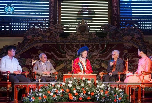 TS. Amandine Dabat (giữa) tại tọa đàm ra mắt sách "Hàm Nghi - Hoàng đế lưu vong, nghệ sĩ ở Alger". Ảnh: Bảo Minh 235884cfc55b7d05244a.jpg