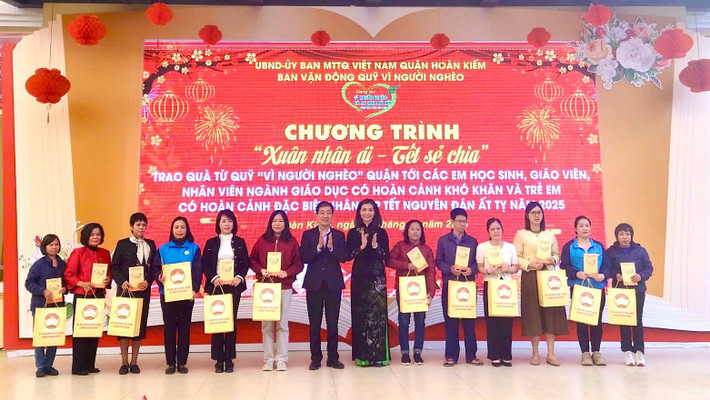 Lãnh đạo quận Hoàn Kiếm trao tặng quà cho các thầy, cô giáo Lãnh đạo quận Hoàn Kiếm trao tặng quà cho các thầy, cô giáo