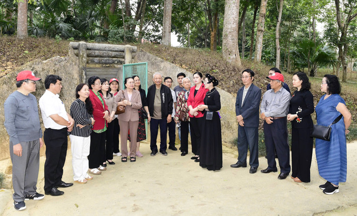 Hành trình về nguồn đã giúp Đoàn ĐBQH tỉnh Bà Rịa - Vũng Tàu hiểu thêm về quá trình phát triển của Quốc hội Việt Nam 4d3915fa-5eee-4918-9e47-f61c3e5c1adf.jpg
