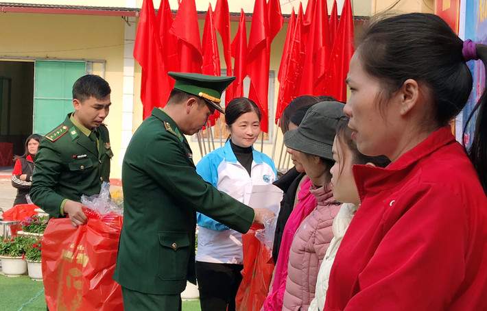 Đồn Biên phòng Bình Nghi tặng quà hộ nghèo t2-1737384135808700493482.jpg