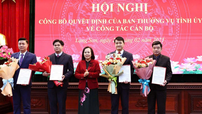 Phó Bí thư Thường trực Tỉnh ủy, Chủ tịch HĐND tỉnh Đoàn Thị Hậu trao các quyết định về điều động cán bộ a90751b2-01d3-49ae-a810-03362b8246c9.jpg