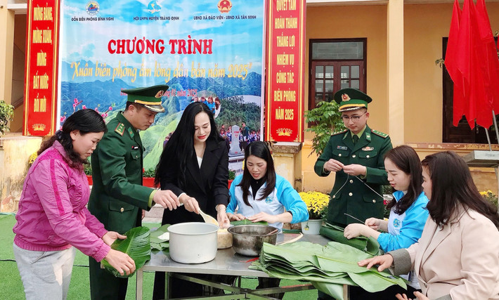 Quân, dân cùng nhau gói bánh chưng 35923c66802c3f72663d-1737384135677949574327.jpg