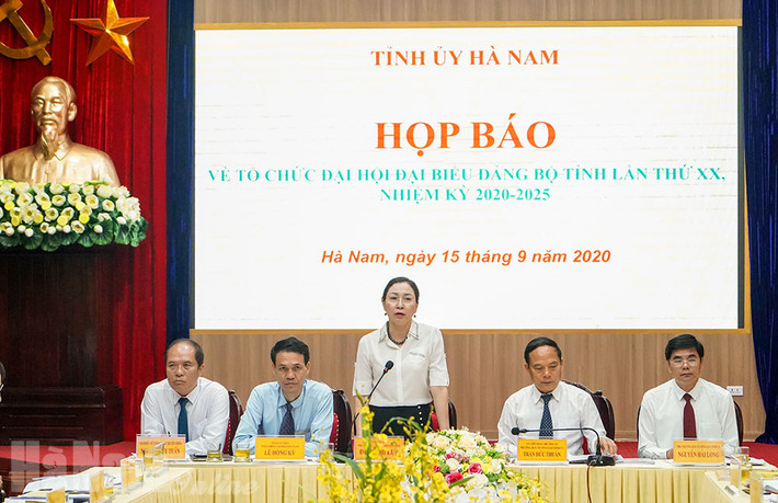 Phó Chủ tịch UBND tỉnh Hà Nam Đinh Thị Lụa phát biểu tại buổi họp báo Phó Chủ tịch UBND tỉnh Hà Nam Đinh Thị Lụa phát biểu tại buổi họp báo