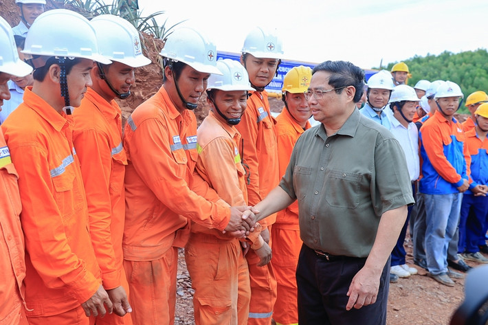 Thủ tướng Phạm Minh Chính động viên lực lượng thi công dựng cột VT22 - Ảnh: VGP/Nhật Bắc Thủ tướng yêu cầu thi đua 'nước rút, thần tốc' để hoàn thành đường dây 500 kV mạch 3- Ảnh 4.