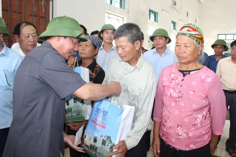 Phó Chủ tịch Quốc hội Nguyễn Khắc Định thăm, tặng quà động viên Nhân dân bị thiệt hại do bão số 3 tại Thái Bình