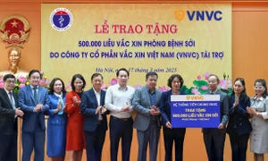 Đại diện Hệ thống tiêm chủng VNVC, ThS.BS Nghiêm Trần Dũng trao tặng 500.000 liều vaccine sởi (MVVAC) cho Thứ trưởng Bộ Y tế Nguyễn Thị Liên Hương