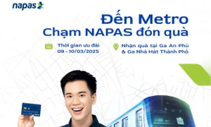 Chủ thẻ Napas đi Metro "xé túi mù" nhận quà tặng bất ngờ