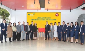 PVcomBank trao tặng học bổng và hệ thống màn hình LED cho trường Đại học Ngoại thương