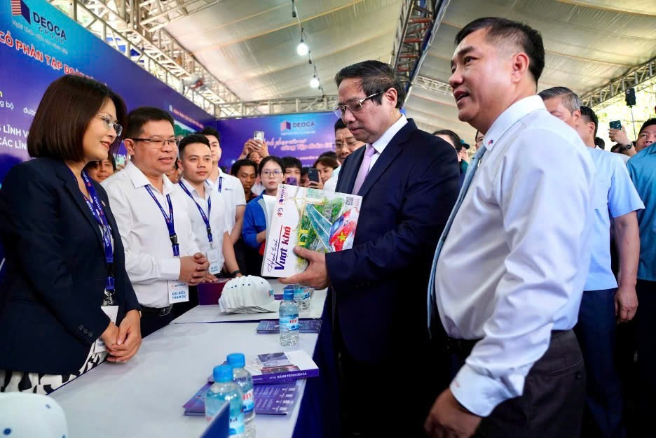 Thủ tướng Chính phủ Phạm Minh Chính tham quan gian hàng của Tập đoàn Đèo Cả tại ngày hội khởi nghiệp 2025 img-20250420-130753.jpg