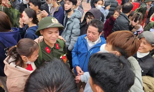 Xúc động giây phút tiễn các tân binh lên đường nhập ngũ 