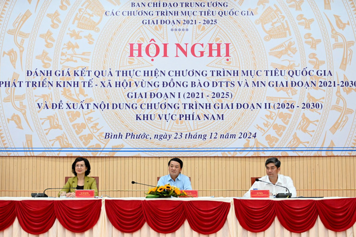 Chủ toạ điều hành Hội nghị 5833.jpg