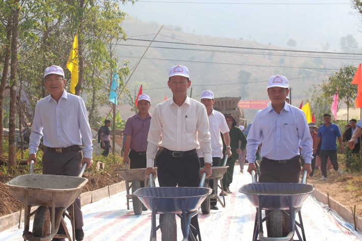 Lãnh đạo tỉnh Kon Tum tham dự ra quân xây dựng nông thôn mới tại xã Văn Lem, huyện Đăk Tô hinh-4.jpg