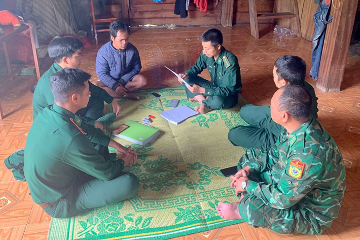 Bộ đội Biên phòng tuyên truyền, vận động người dân xóa bỏ các hủ tục 164214.jpg