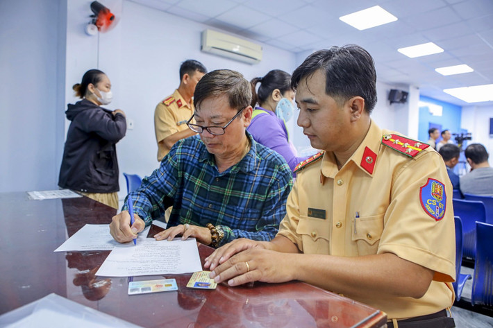 CSGT hướng dẫn người dân hoàn thiện hồ sơ cấp lại giấy phép lái xe giay-phep.jpg