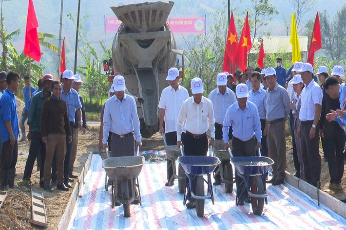 Huyện Đăk Tô ra quân xây dựng nông thôn mới raquan20241.jpg