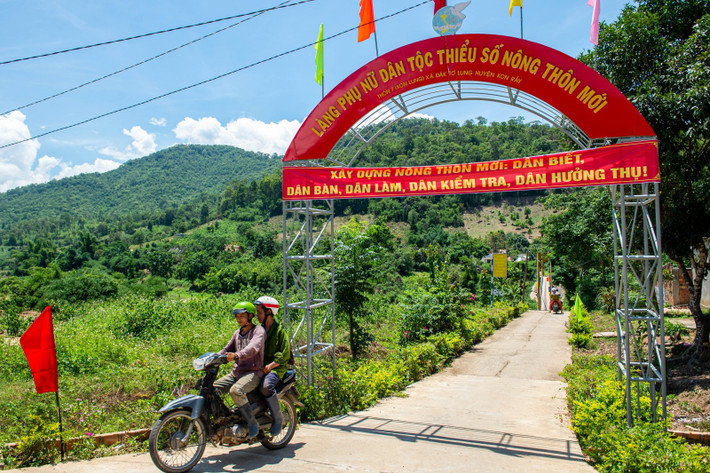 Chương trình xây dựng nông thôn mới trên địa bàn Kon Tum dù đạt được nhiều kết quả nhưng vẫn còn những khó khăn, thách thức 290920230235-203813lang-phu-nu-dan-toc-thieu-so-nong-thon-moi-kon-lung-xa-dak-to-lung.jpg