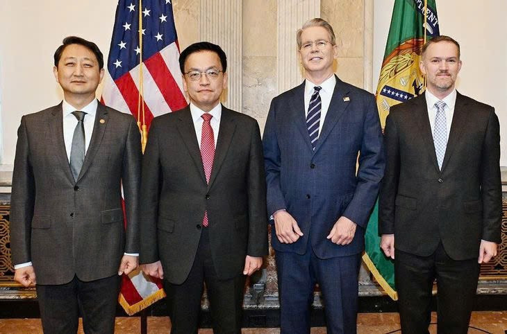 Phó Thủ tướng kiêm Bộ trưởng Tài chính Hàn Quốc Choi Sang-mok; Bộ trưởng Thương mại, Công nghiệp và Năng lượng Ahn Duk-geun; Bộ trưởng Tài chính Hoa Kỳ Scott Bessent; Đại diện Thương mại Hoa Kỳ Jamieson Greer đã tham gia vào các cuộc tham vấn 2+2 hôm 24.4 tại Washington. Ảnh: Korea Times z6540642265470-611eb65747280a4ae88206bcab3fdf77.jpg