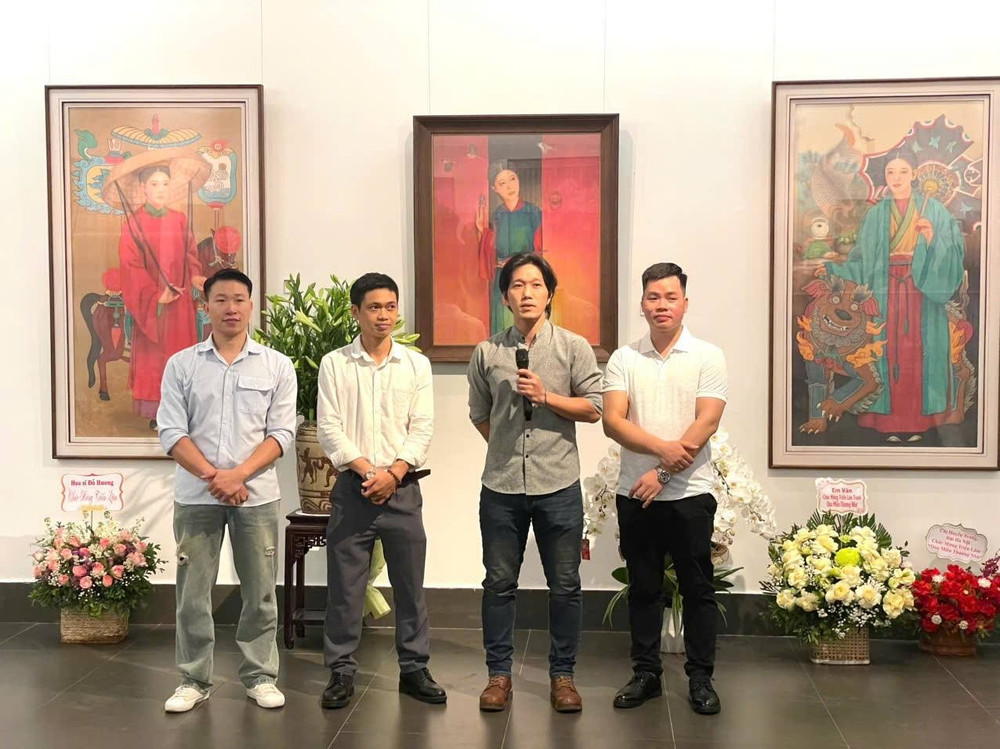 Nhóm tác giả chia sẻ về các tác phẩm triển lãm. Nguồn: BTMTVN 492113112-1272483701546014-2129697122366794560-n.jpg