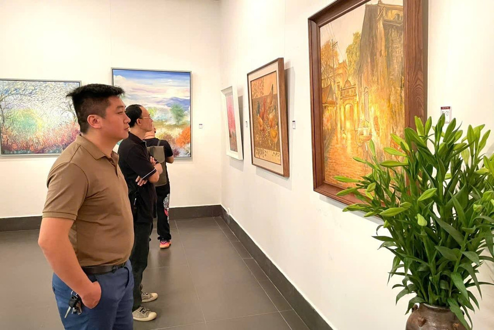 Công chúng tham quan triển lãm 492031438-1272483778212673-3866746702120400863-n.jpg