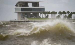 Bão Helene mạnh chưa từng có đổ bộ Florida, Mỹ với sức gió 225 km/giờ