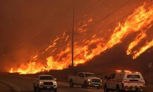 Hơn 50.000 người tiếp tục phải sơ tán vì một vụ cháy rừng mới ở Los Angeles