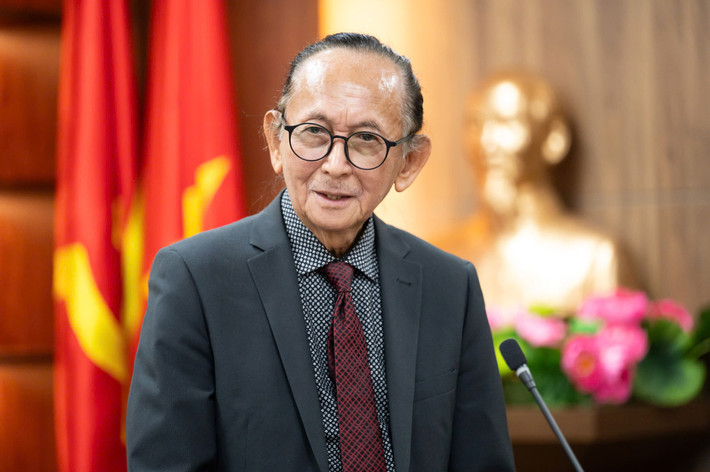 Chủ tịch Hội bảo tồn đa dạng sinh học quốc tế tại Canada, Chủ tịch Hội Canada - Việt Nam, Tiến sĩ Đặng Trung Phước trình bày báo cáo tại toạ đàm Chủ tịch Hội bảo tồn đa dạng sinh học quốc tế tại Canada, Chủ tịch Hội Canada - Việt Nam, Tiến sĩ Đặng Trung Phước trình bày báo cáo tại toạ đàm