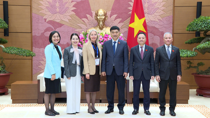 Phó Chủ tịch Quốc hội Vũ Hồng Thanh, Giám đốc điều hành phụ trách quan hệ Chính phủ của Tập đoàn Ford Motor Simonetta Verdi và các đại biểu chụp ảnh lưu niệm Phó Chủ tịch Quốc hội Vũ Hồng Thanh, Giám đốc điều hành phụ trách quan hệ Chính phủ của Tập đoàn Ford Motor Simonetta Verdi và các đại biểu chụp ảnh lưu niệm