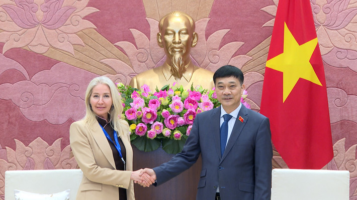 Phó Chủ tịch Quốc hội Vũ Hồng Thanh tiếp Giám đốc điều hành phụ trách quan hệ Chính phủ của Tập đoàn Ford Motor Simonetta Verdi 1.jpg