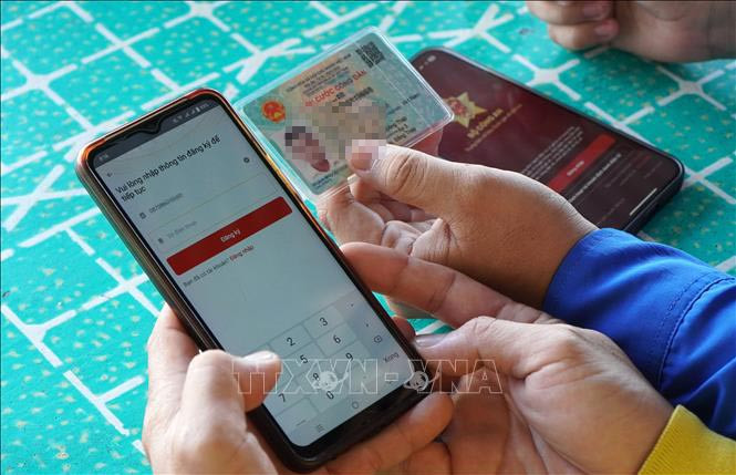 Ảnh minh họa. Nguồn: TTXVN Kiểm tra thông tin qua VNeID có giá trị như kiểm tra trực tiếp giấy tờ- Ảnh 1.