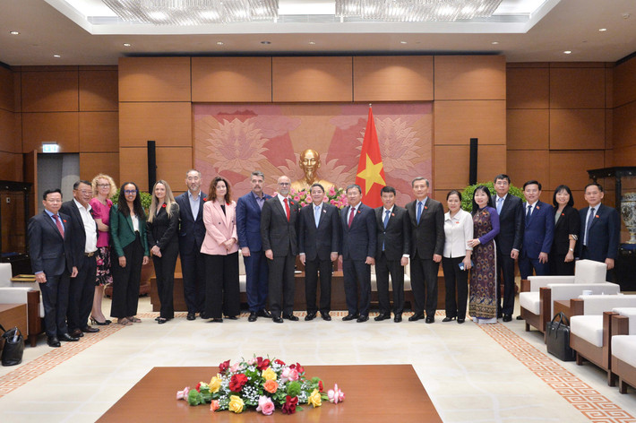 Phó Chủ tịch Quốc hội Nguyễn Đức Hải với các đại biểu hai nước tham dự cuộc tiếp cac-dai-bieu-chup-anh-luu-niem.jpg