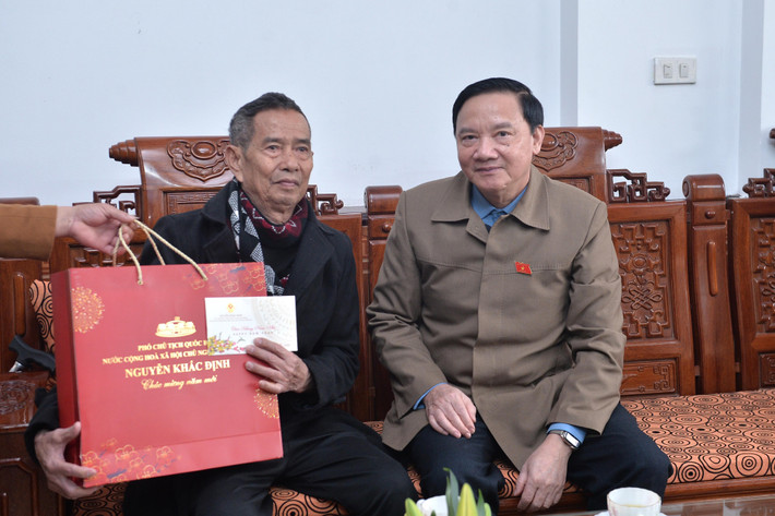 Phó Chủ tịch Quốc hội Nguyễn Khắc Định trao quà cho ông Đinh Văn Bình là hộ chính sách bị nhiễm chất độc hóa học 81% ở xã Gia Lập, huyện Gia Viễn. Ảnh: Hồ Long Phó Chủ tịch Quốc hội Nguyễn Khắc Định trao quà cho ông Đinh Văn Bình là hộ chính sách bị nhiễm chất độc hóa học 81% ở xã Gia Lập, huyện Gia Viễn. Ảnh: Hồ Long