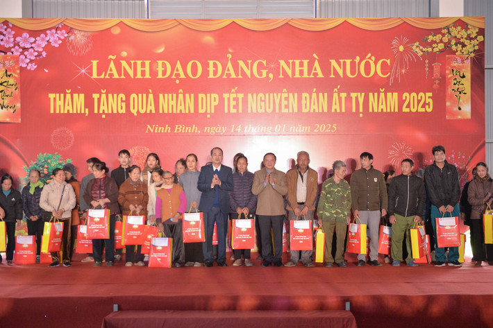 Phó Chủ tịch Quốc hội Nguyễn Khắc Định và Phó Bí thư Thường trực Tỉnh ủy Ninh Bình Mai Văn Tuất trao quà Tết cho hộ nghèo, công nhân lao động có hoàn cảnh khó khăn tỉnh Ninh Bình Phó Chủ tịch Quốc hội Nguyễn Khắc Định và Phó Bí thư Thường trực Tỉnh ủy Ninh Bình Mai Văn Tuất trao quà Tết cho hộ nghèo, công nhân lao động có hoàn cảnh khó khăn tỉnh Ninh Bình