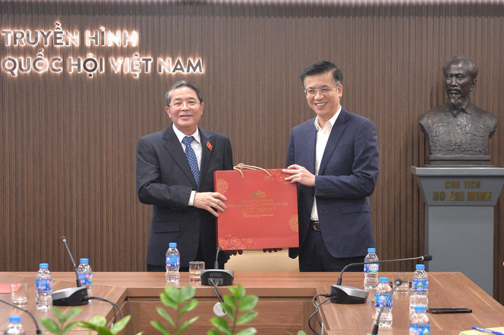 Phó Chủ tịch Quốc hội Nguyễn Đức Hải trao quà lưu niệm tặng Tổng Giám đốc Truyền hình Quốc hội Việt Nam Lê Quang Minh. Ảnh: Hồ Long pho-chu-tich-qh-nguyen-duc-hai-trao-qua-luu-niem-cho-tong-giam-doc-thqh.jpg