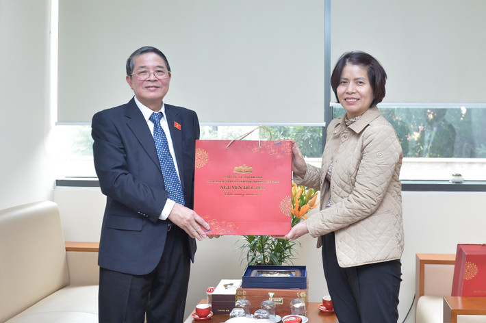 Phó Chủ tịch Quốc hội Nguyễn Đức Hải trao quà lưu niệm tặng Phó Viện trưởng Viện Viện Nghiên cứu lập pháp Lê Thị Thu Hương. Ảnh: Hồ Long pho-chu-tich-qh-nguyen-duc-hai-trao-qua-luu-niem-cho-pho-vien-truong-vien-nclp.jpg
