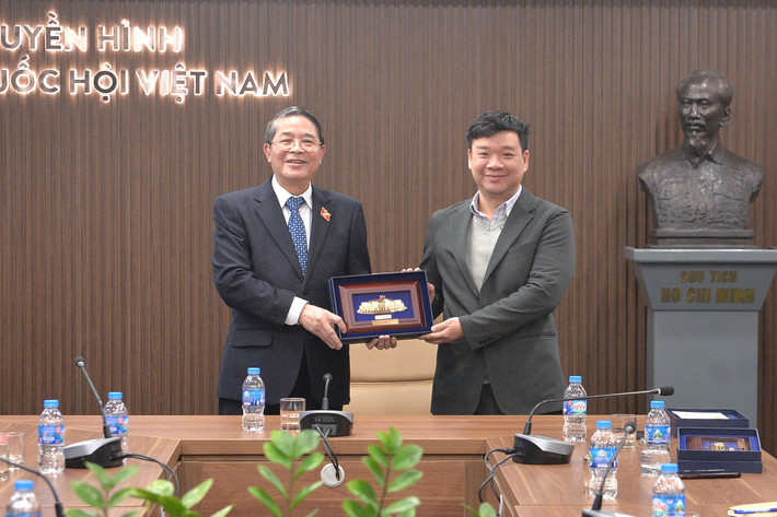 Phó Chủ tịch Quốc hội Nguyễn Đức Hải trao quà lưu niệm tặng Phó Tổng Giám đốc Truyền hình Quốc hội Việt Nam Lưu Đình Thành. Ảnh: Hồ Long Phó Chủ tịch Quốc hội Nguyễn Đức Hải trao quà lưu niệm tặng Phó Tổng Giám đốc Truyền hình Quốc hội Việt Nam Lưu Đình Thành. Ảnh: Hồ Long
