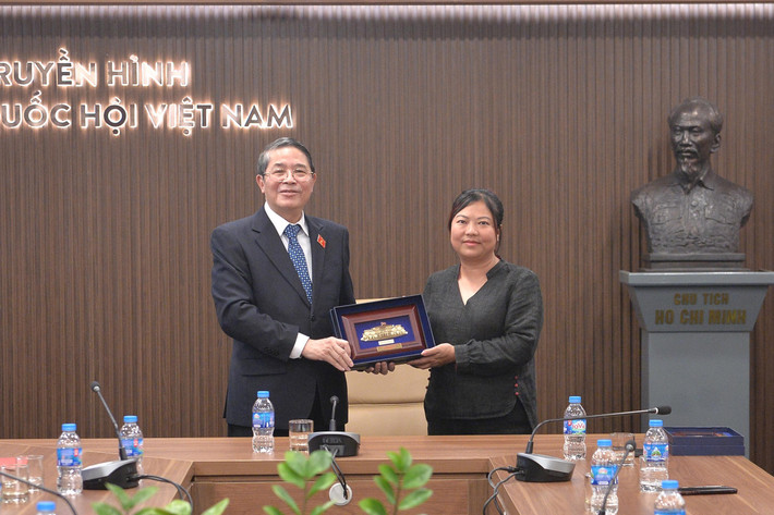 Phó Chủ tịch Quốc hội Nguyễn Đức Hải trao quà lưu niệm tặng Phó Tổng Giám đốc Truyền hình Quốc hội Việt Nam Lê Thị Hương Giang. Ảnh: Hồ Long Phó Chủ tịch Quốc hội Nguyễn Đức Hải trao quà lưu niệm tặng Phó Tổng Giám đốc Truyền hình Quốc hội Việt Nam Lê Thị Hương Giang. Ảnh: Hồ Long