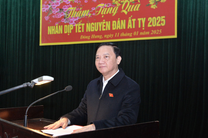 Phó Chủ tịch Quốc hội Nguyễn Khắc Định phát biểu chúc Tết tại Chương trình trao quà Tết cho hộ nghèo, hộ có hoàn cảnh khó khăn tại huyện Đông Hưng, Thái Bình. Ảnh: Hồ Long Phó Chủ tịch Quốc hội Nguyễn Khắc Định phát biểu chúc Tết tại Chương trình trao quà Tết cho hộ nghèo, hộ có hoàn cảnh khó khăn tại huyện Đông Hưng, Thái Bình. Ảnh: Hồ Long