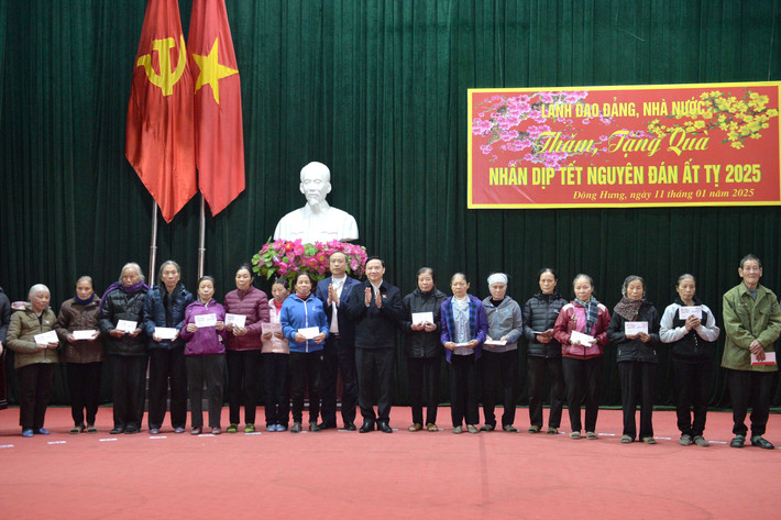 Phó Chủ tịch Quốc hội Nguyễn Khắc Định trao quà Tết cho hộ nghèo, hộ có hoàn cảnh khó khăn của huyện Đông Hưng. Ảnh: Hồ Long Phó Chủ tịch Quốc hội Nguyễn Khắc Định trao quà Tết cho hộ nghèo, hộ có hoàn cảnh khó khăn của huyện Đông Hưng. Ảnh: Hồ Long