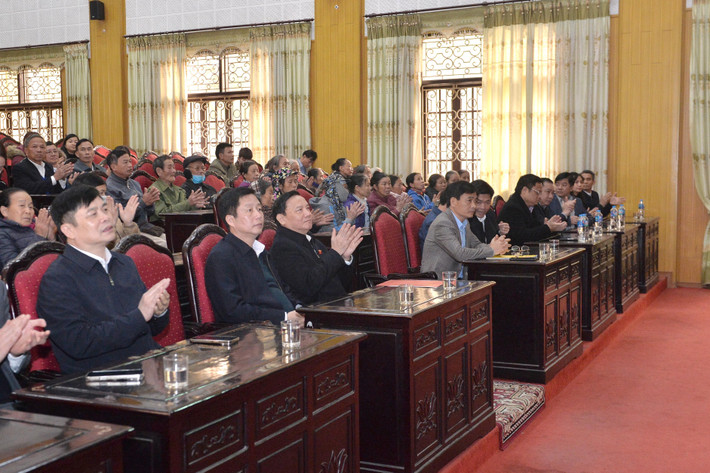 Phó Chủ tịch Quốc hội Nguyễn Khắc Định và các đại biểu tại Chương trình trao quà Tết cho hộ nghèo, hộ có hoàn cảnh khó khăn tại huyện Đông Hưng, Thái Bình. Ảnh: Hồ Long Phó Chủ tịch Quốc hội Nguyễn Khắc Định và các đại biểu tại Chương trình trao quà Tết cho hộ nghèo, hộ có hoàn cảnh khó khăn tại huyện Đông Hưng, Thái Bình. Ảnh: Hồ Long