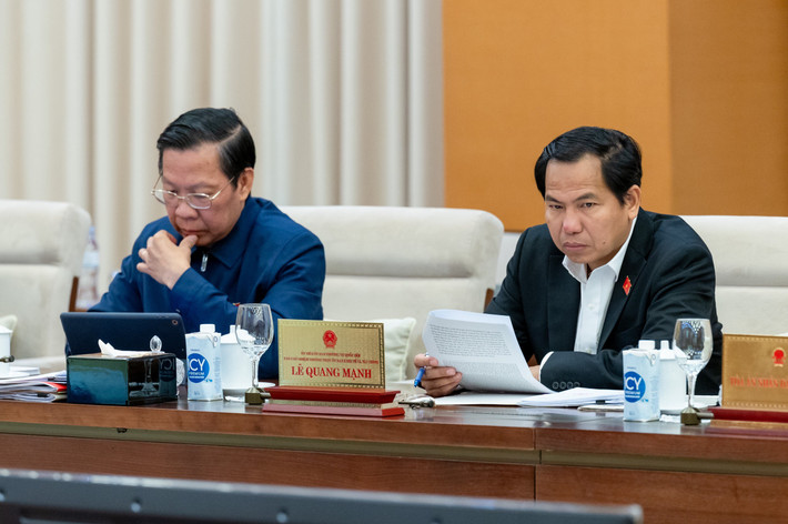 Các đại biểu dự phiên họp. Ảnh: Hồ Long 0fd46f74eb3d4583af9f9a3d5a812dd7.jpg