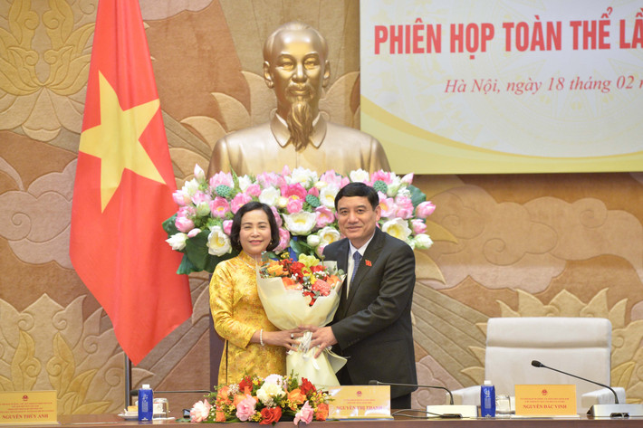 Phó Chủ tịch Quốc hội Nguyễn Thị Thanh chúc mừng Chủ nhiệm Ủy ban Văn hóa và Xã hội Nguyễn Đắc Vinh Phó Chủ tịch Quốc hội Nguyễn Thị Thanh chúc mừng Chủ nhiệm Ủy ban Văn hóa và Xã hội Nguyễn Đắc Vinh