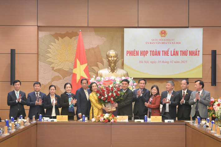 Phó Chủ tịch Quốc hội Nguyễn Thị Thanh và các thành viên Ủy ban Văn hóa và Xã hội Phó Chủ tịch Quốc hội Nguyễn Thị Thanh và các thành viên Ủy ban Văn hóa và Xã hội
