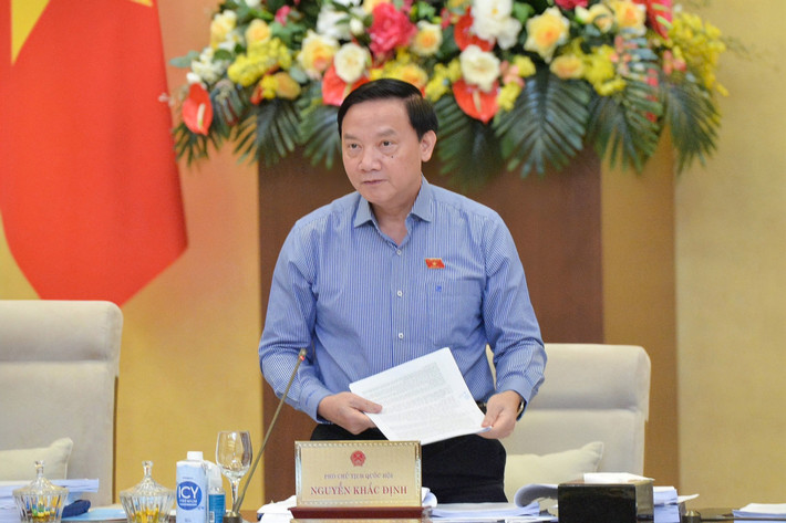 Phó Chủ tịch Quốc hội Nguyễn Khắc Định điều hành phiên họp. Ảnh: Hồ Long Phó Chủ tịch QH Nguyễn Khắc Định.jpg