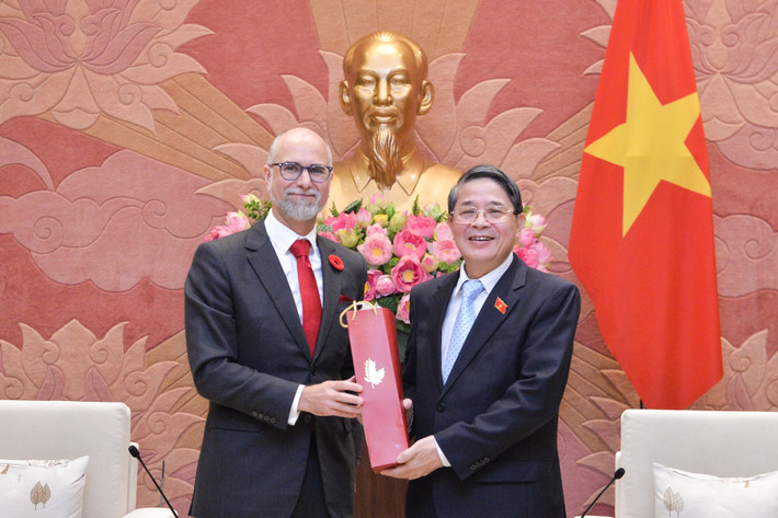 Đại sứ Canada tại Việt Nam Shawn Perry Steil trao quà lưu niệm tặng Phó Chủ tịch Quốc hội Nguyễn Đức Hải htl-1586.jpg