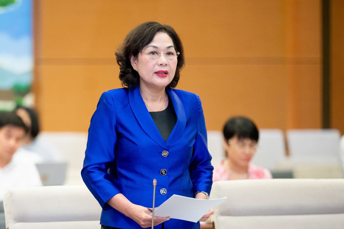 Thống đốc Ngân hàng Nhà nước Nguyễn Thị Hồng trình bày Tờ trình của Chính phủ. Ảnh: Hồ Long Thống đốc Ngân hàng Nhà nước Việt Nam
