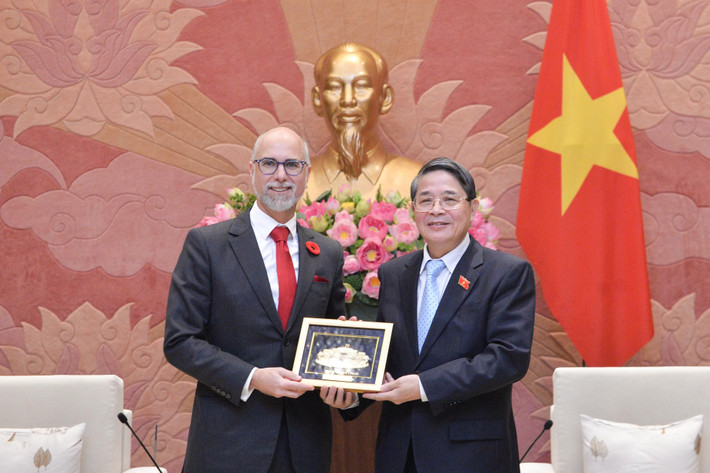 Phó Chủ tịch Quốc hội Nguyễn Đức Hải trao quà lưu niệm tặng Đại sứ Canada tại Việt Nam Shawn Perry Steil pho-chu-tich-qh-nguyen-duc-hai-trao-qua-luu-niem-cho-dai-su-canada.jpg
