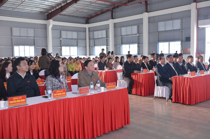 Phó Chủ tịch Quốc hội Nguyễn Khắc Định và các đại biểu tham dự Chương trình trao quà Tết cho hộ nghèo, công nhân lao động có hoàn cảnh khó khăn tỉnh Ninh Bình. Ảnh: Hồ Long Phó Chủ tịch Quốc hội Nguyễn Khắc Định và các đại biểu tham dự Chương trình trao quà Tết cho hộ nghèo, công nhân lao động có hoàn cảnh khó khăn tỉnh Ninh Bình. Ảnh: Hồ Long