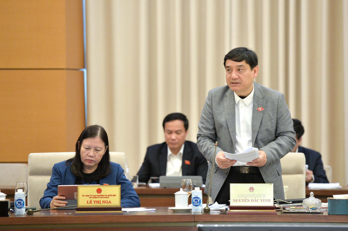 Chủ nhiệm Ủy ban Văn hóa, Giáo dục Nguyễn Đắc Vinh trình bày Báo cáo một số vấn đề lớn về tiếp thu, giải trình, chỉnh lý dự thảo Luật sửa đổi, bổ sung một số điều của Luật Quảng cáo. Ảnh: Hồ Long chu-nhiem-uy-ban-van-hoa-giao-duc-nguyen-dac-vinh.jpg