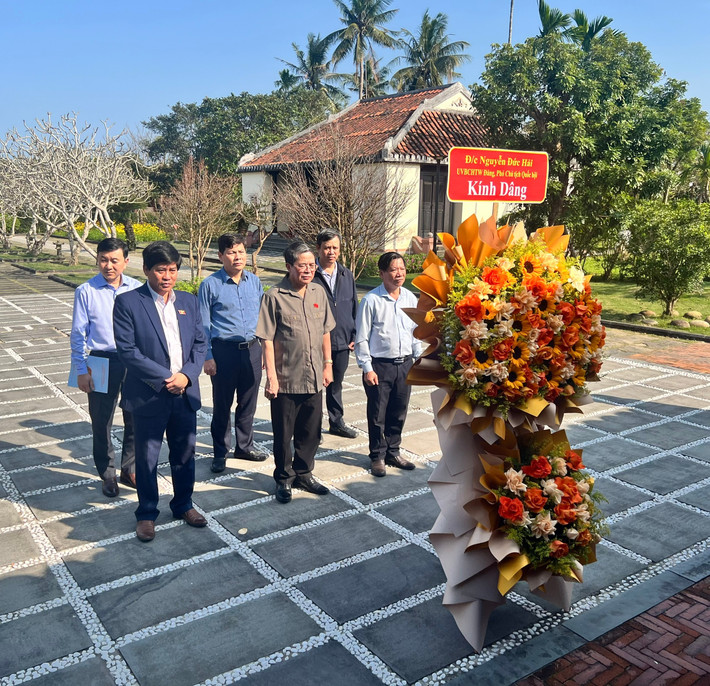 Phó Chủ tịch Quốc hội Nguyễn Đức Hải và Phó Trưởng đoàn chuyên trách Đoàn ĐBQH tỉnh Quảng Nam Dương Văn Phước cùng Đoàn dâng hương tại Nhà lưu niệm cố Chủ tịch Hội đồng Nhà nước Võ Chí Công at-ti-10.jpg